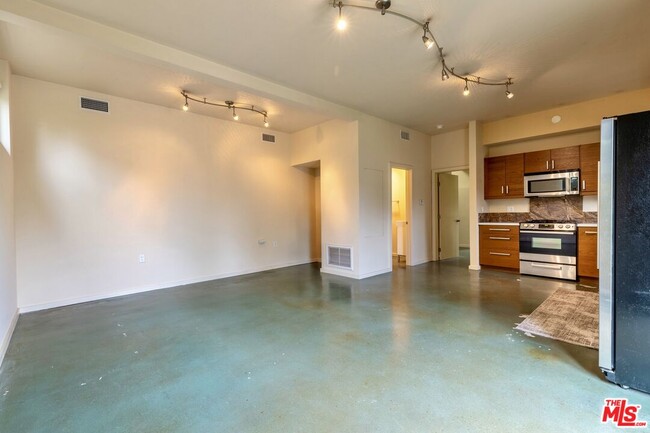 Building Photo - 1023 Oak Grove Dr