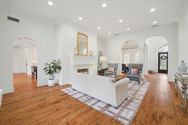 Building Photo - 6807 Lupton Dr