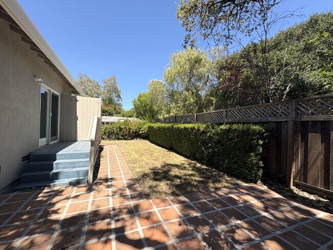 Building Photo - Spacious 3BR + Office | 2,150 SF | 2-Car Garage | Prime Menlo Park