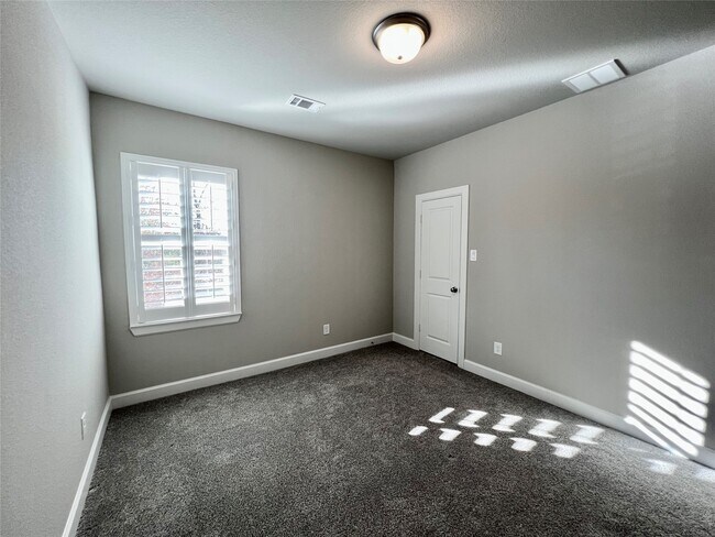 Building Photo - 547 Kingston Ln