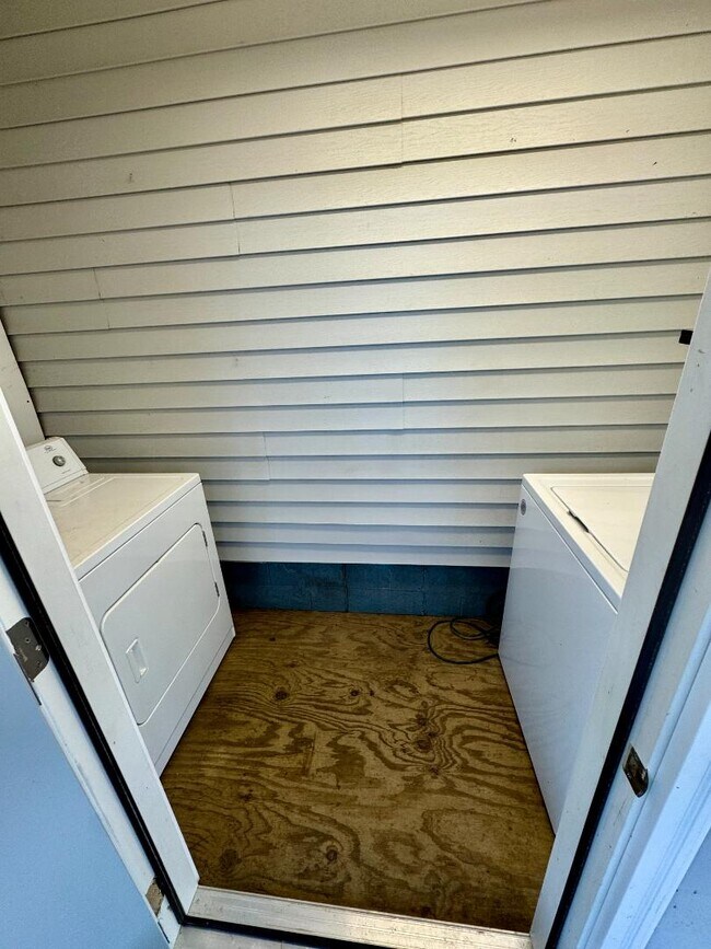 Building Photo - 2516 Hinson Rd