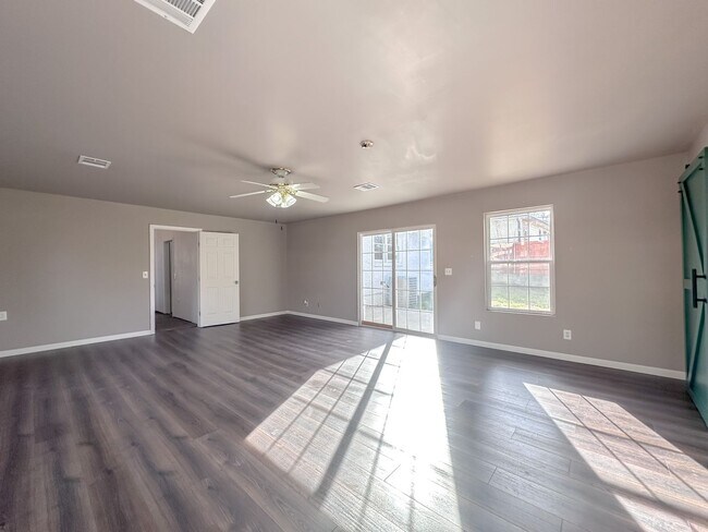 Building Photo - Midtown Tulsa: Stunning 4 bedroom 2 bathroom home