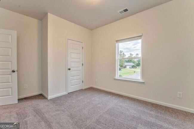 Building Photo - 8 Majestic Oaks Way NE