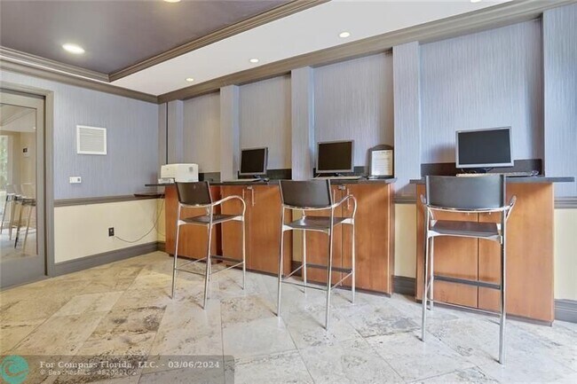 Building Photo - 520 SE 5th Ave