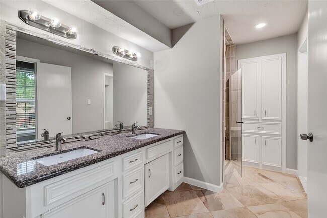 Building Photo - 2402 Oak Shores Dr