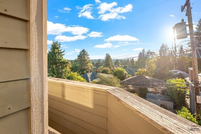 Building Photo - 3 bedroom Greenwood townhome with a view!