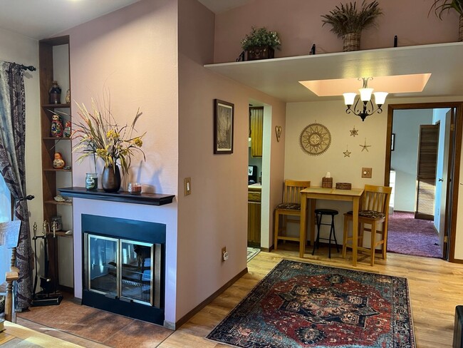 Building Photo - Fully Furnished 2 Bedroom Condo w/ All Uti...