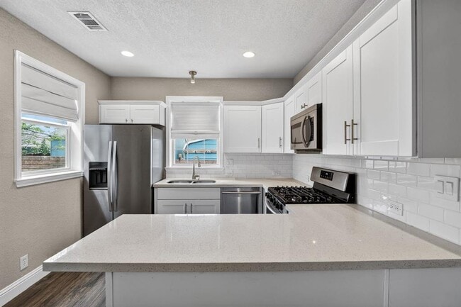 Building Photo - 806 E 3rd St