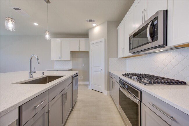 Building Photo - 1709 Summerlyn Ter Dr