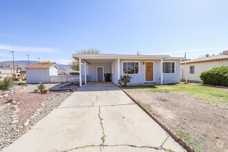 Building Photo - Conveniently located 3 Bedroom, 2 bath