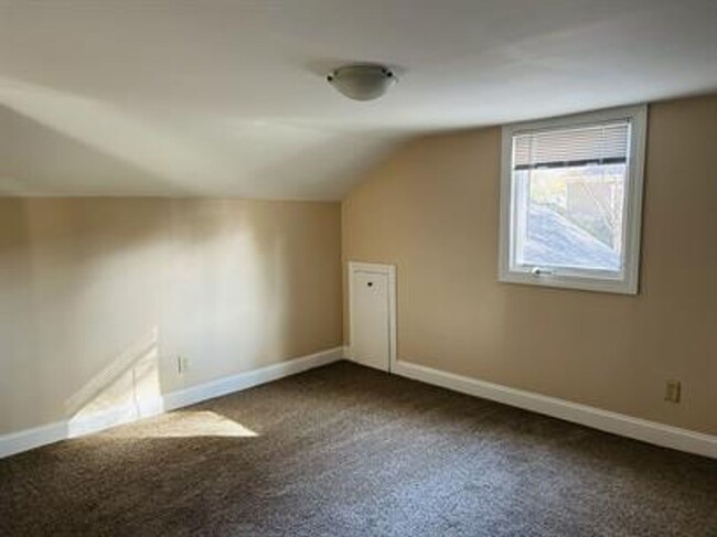 Building Photo - 2 Bedroom/2 Bath Duplex Available Across F...