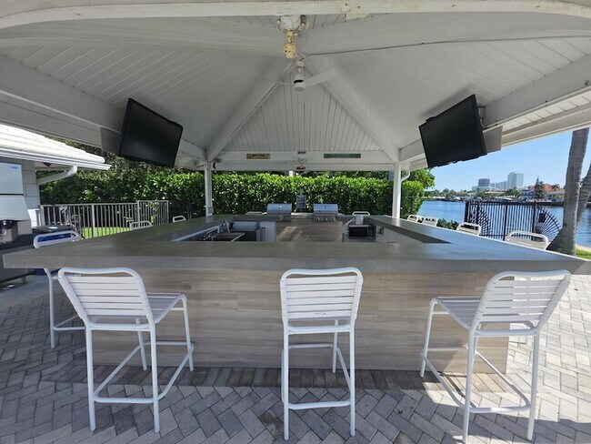 Building Photo - 6391 Bay Club Dr