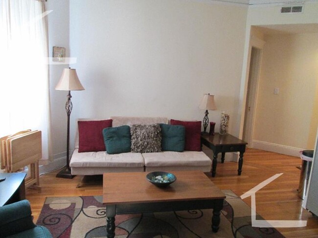 Building Photo - Great Brookline 4 Bed Apartment