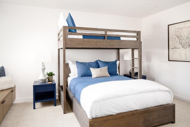 Building Photo - 10 Tree Line Ln