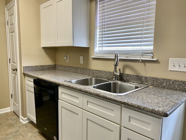 Building Photo - 2BR/2.5BA Townhome in Gated Community for Lease!