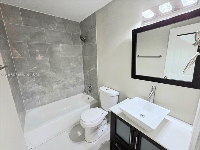 Building Photo - 121 San Remo Blvd