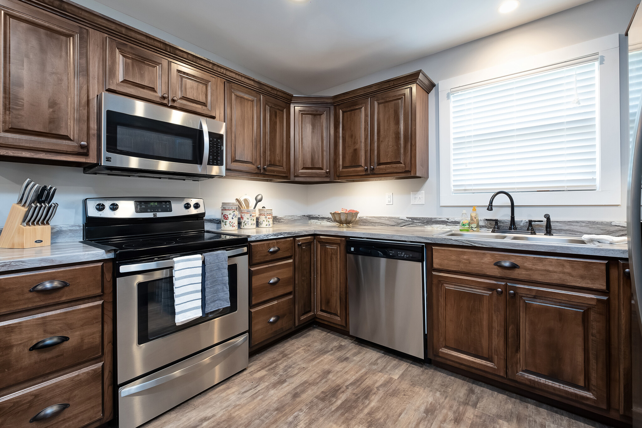 Custom Cabinets, Stainless Steel Appliances - 1609 16th Street Southeast