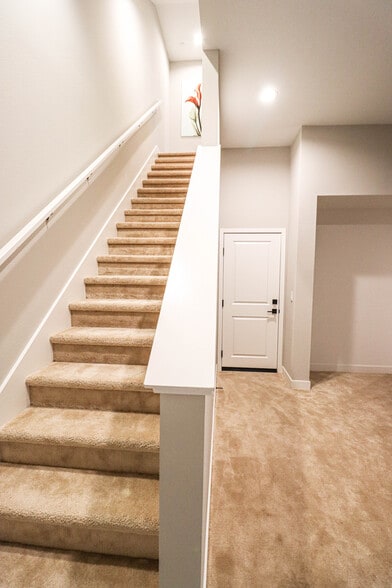 Building Photo - 2049 W Rosecrans Ave