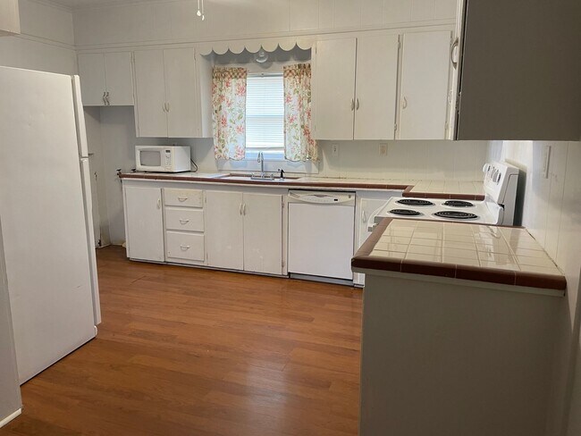 Building Photo - Two Bedroom Two Bathroom Home w/ a BONUS Room