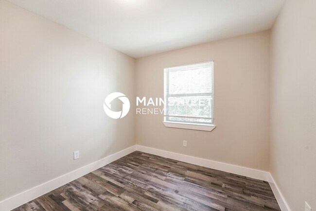 Building Photo - 4 Bedroom Pet-Friendly Home in Mesquite, TX with Main Street Renewal