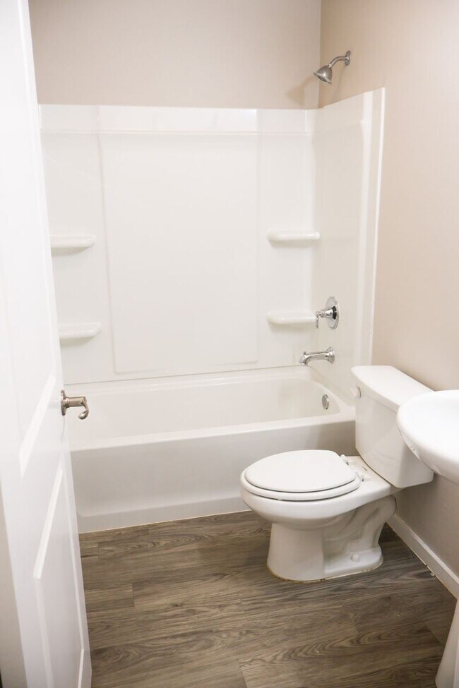 Building Photo - Cozy and Spacious 3 Bedroom Home with Gara...