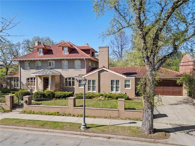 Building Photo - 1724 Summit Ave S