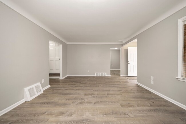 Building Photo - 3 bedroom newly renovated $1250