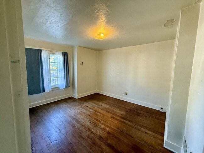 Building Photo - 44 E Parkwood Dr