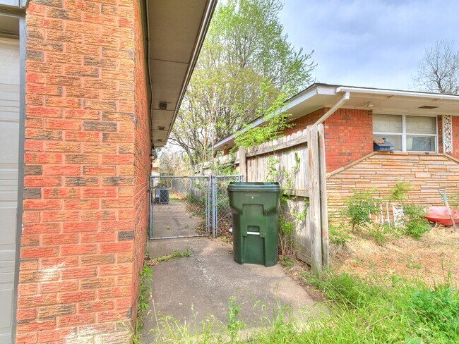 Building Photo - 721 E Bouse Dr