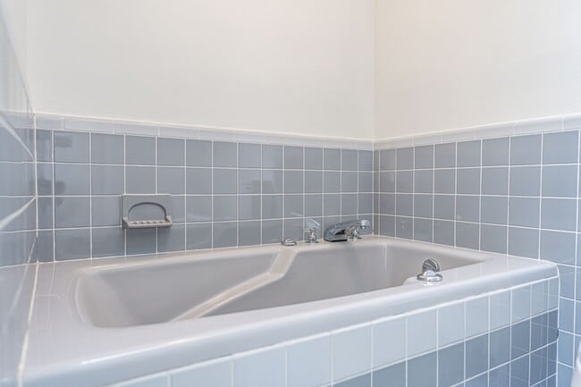 Building Photo - 980 Monticello Dr