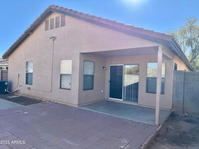 Building Photo - 1002 E Arabian Dr