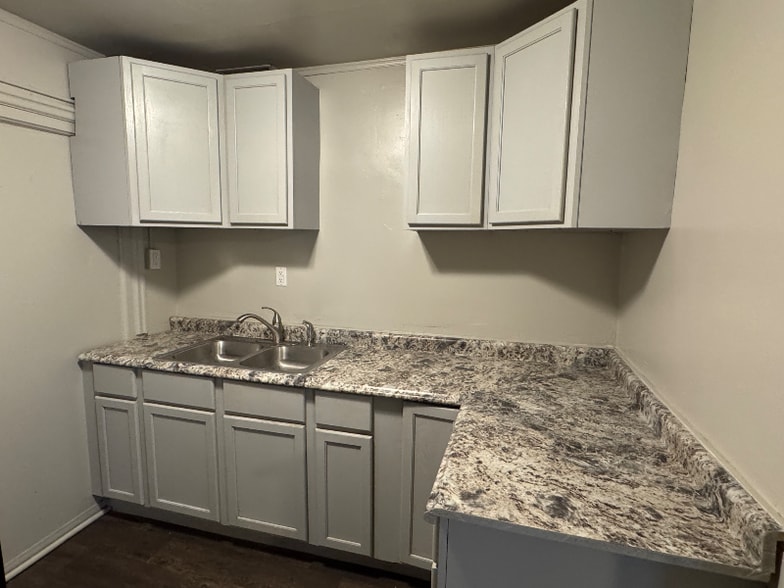 Building Photo - 119 S Elm Ave