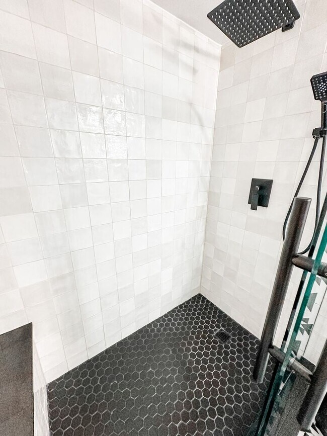 Building Photo - Gorgeous one bedroom one bathroom Denver Loft