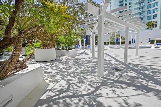 Building Photo - 1800 N Bayshore Dr