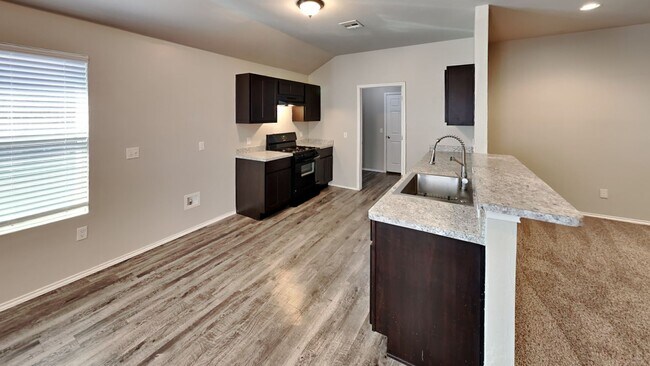 Building Photo - Very Nice 3 Bedroom House in Yukon Schools