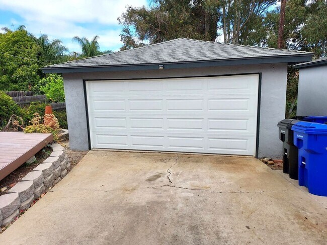 Building Photo - South Park Area 2 Bedroom Cottage w/Garage