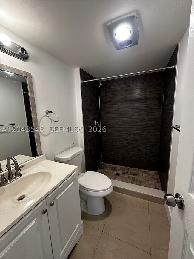 Building Photo - 3475 N Country Club Dr