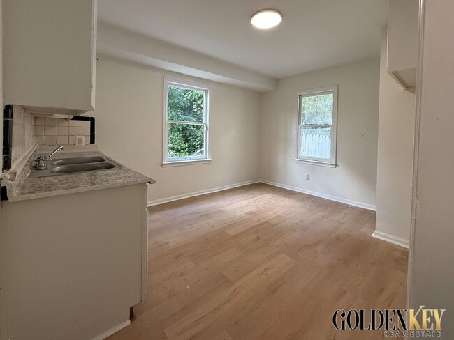 Building Photo - Updated 2 Bed 1 Bath on Detroit's Westside