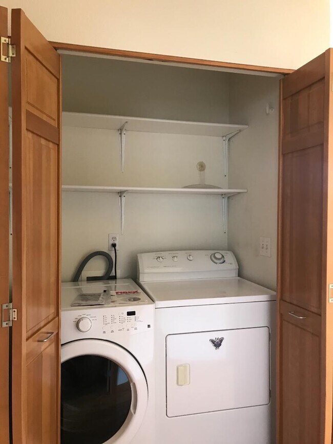 Building Photo - 3911 NE 9th Ave