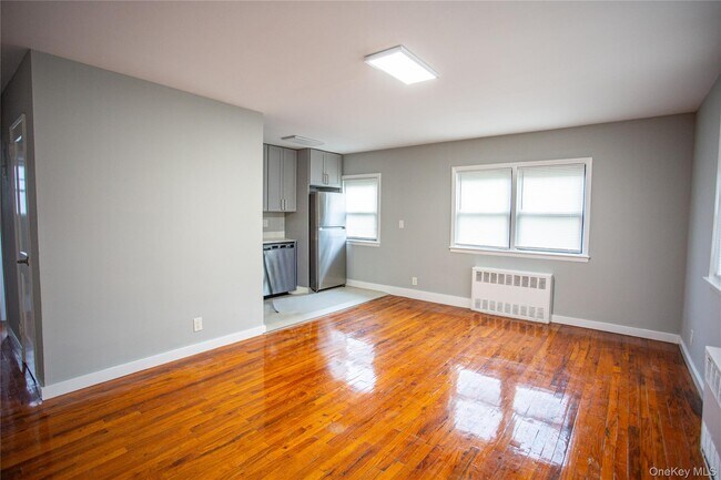 Building Photo - 470 E Broadway