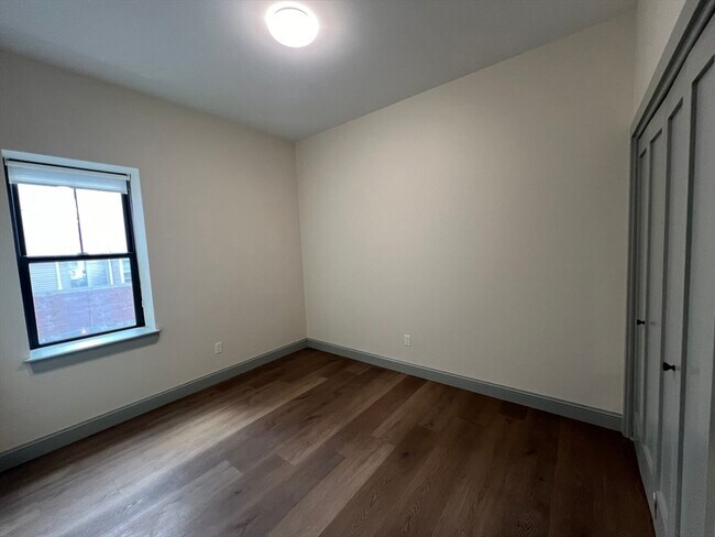 Building Photo - 160 Seabury St