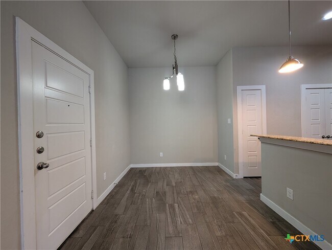 Building Photo - 549 Creekside Frst