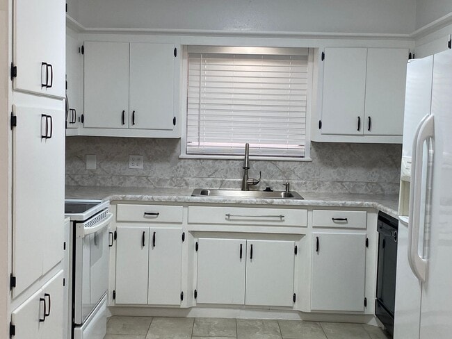 Building Photo - 3 bedroom 2 bath with extra storage!