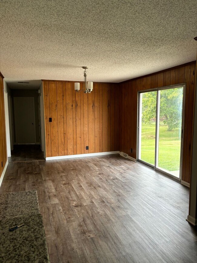 Building Photo - 927 Kenwood Dr