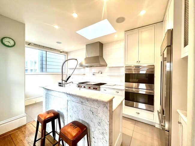 Building Photo - Welcome to North Beach! Premier 1 bed/ 2 B...