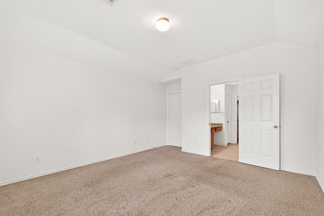 Building Photo - 10 Druids Glen Pl