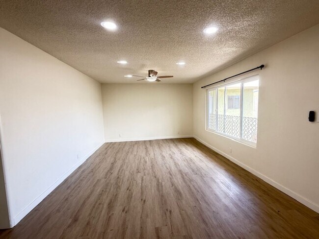 Building Photo - Spacious remodeled 2 BR apartment - Inglew...