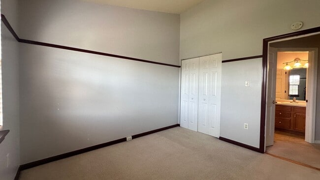 Building Photo - Lovely 3 bed, 2.5 bath townhouse in Seven ...