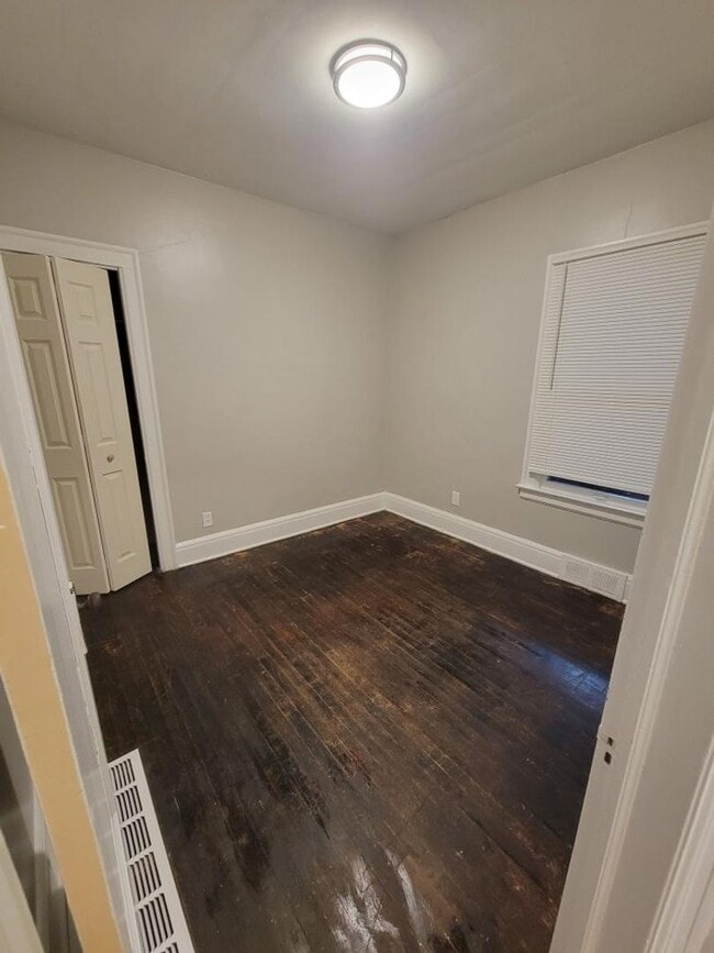 Building Photo - Beautifully updated large spacious home.  Great neighbors