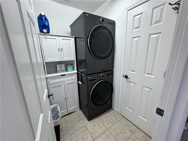 Building Photo - 5087 Emerald River Dr